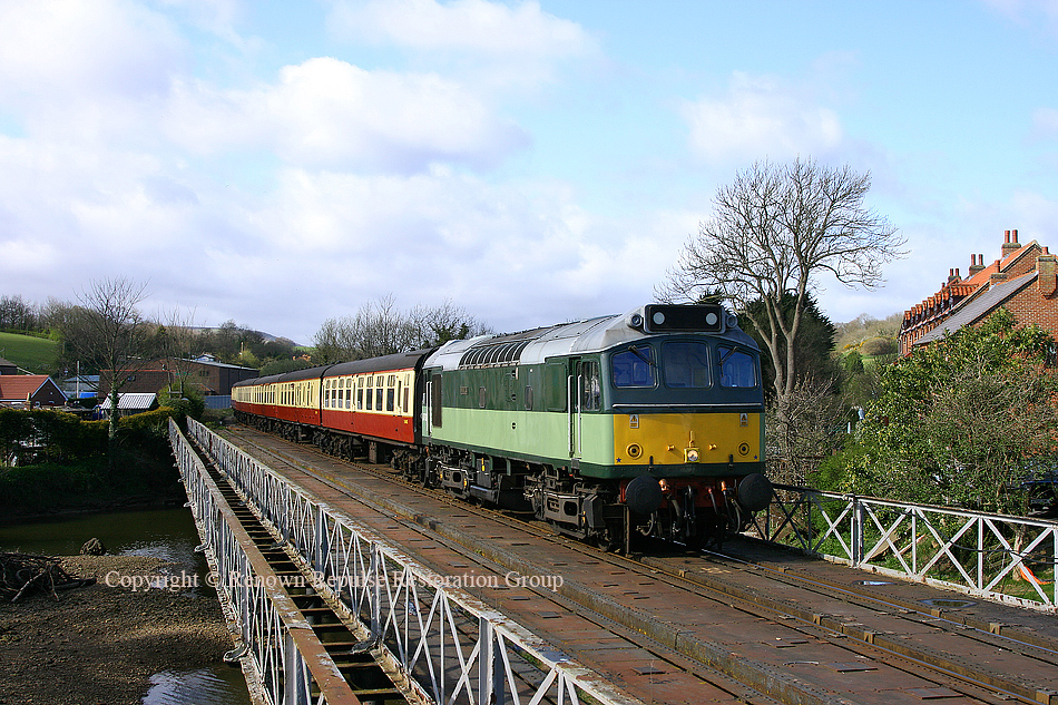 25278 hauling 1Z0 at Ruswarp 8th April 2009